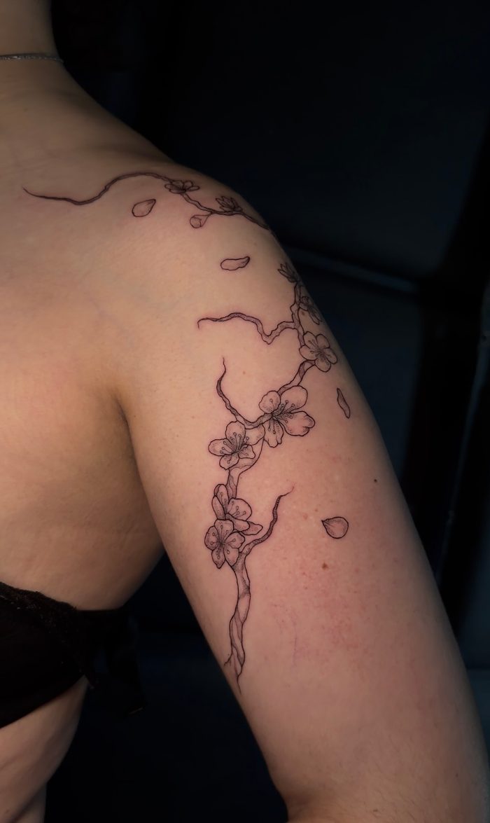 Tatuaggio botanico lungo il braccio