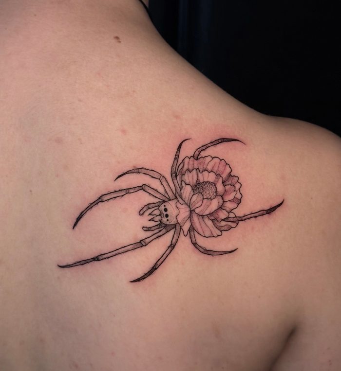 Tatuaggio di ragno con fiore sulla spalla