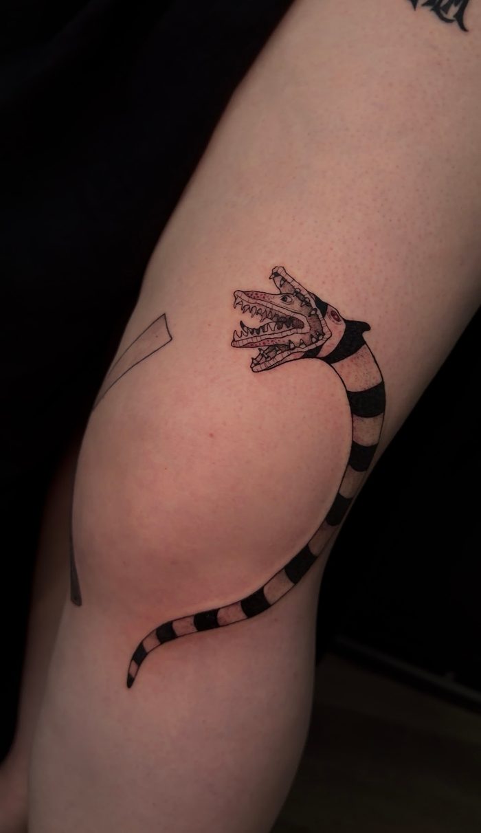 Tatuaggio a righe sul ginocchio